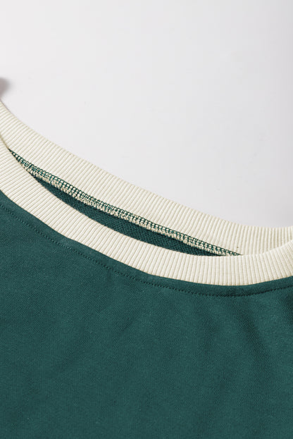 Evergreen Set mit lockerem Pullover in Kontrastfarbe und Skort mit Schnürung in der Taille