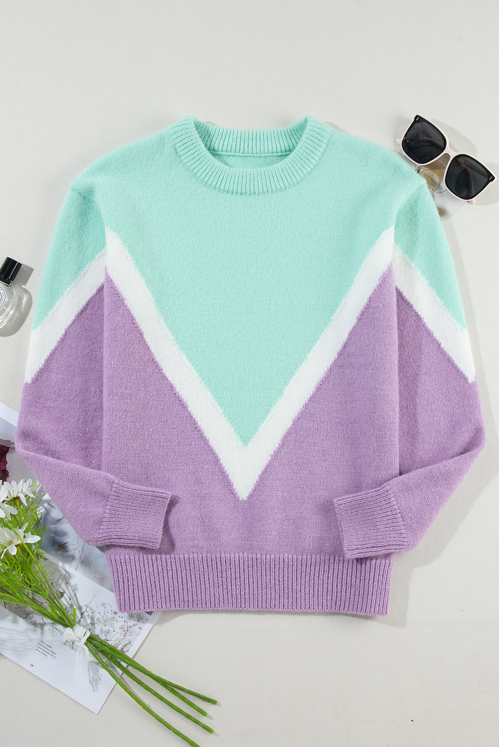 Grüner Pullover mit Chevron-Farbblock und überschnittener Schulter im Rippenstrick