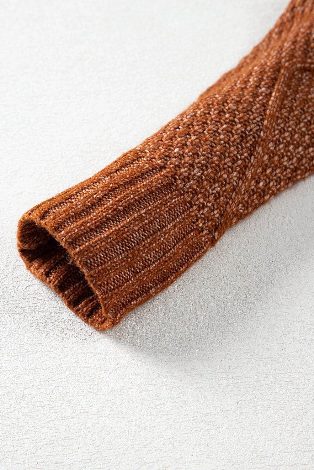 Kaffeebraunes, locker sitzendes Pulloverkleid mit Zopfmuster und überschnittener Schulter