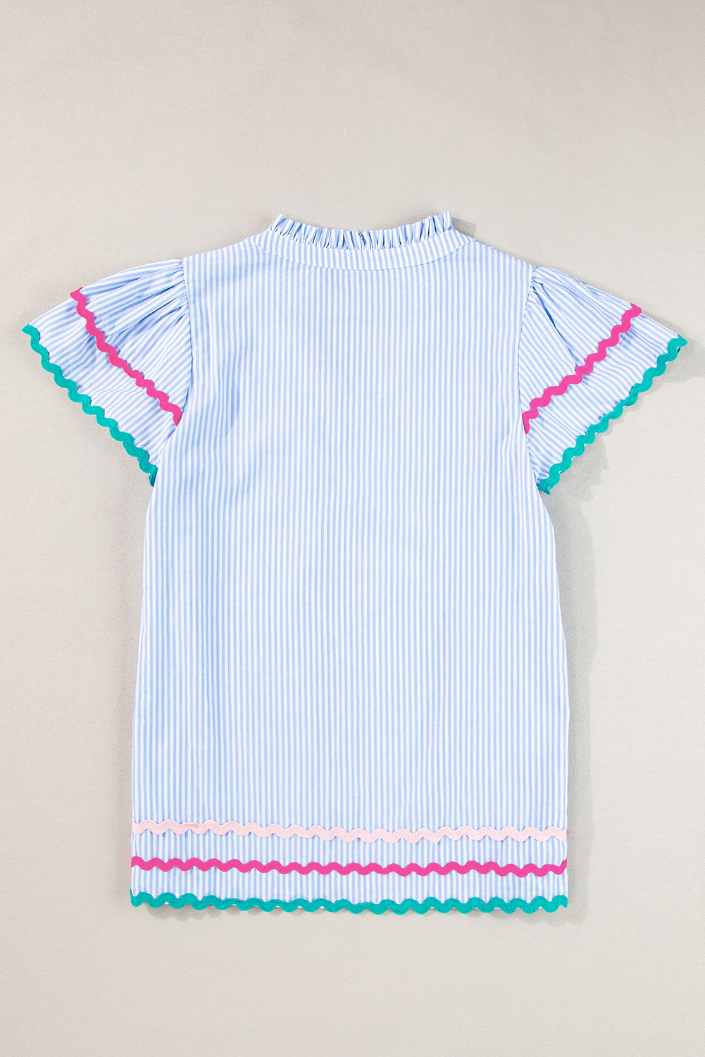 Himmelblaue Bluse mit Streifen, Ricrac-Besatz, geschlitztem Halsausschnitt, gestreiften Rüschenärmeln