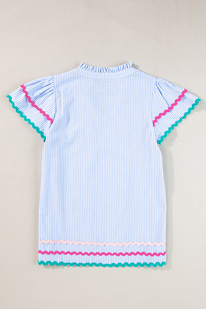 Himmelblaue Bluse mit Streifen, Ricrac-Besatz, geschlitztem Halsausschnitt, gestreiften Rüschenärmeln