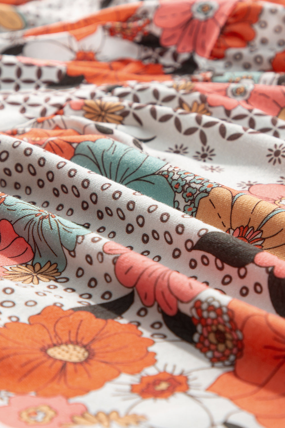 Khakifarbene Bluse mit Schößchen und Blumenmuster in Übergröße mit quadratischem Ausschnitt