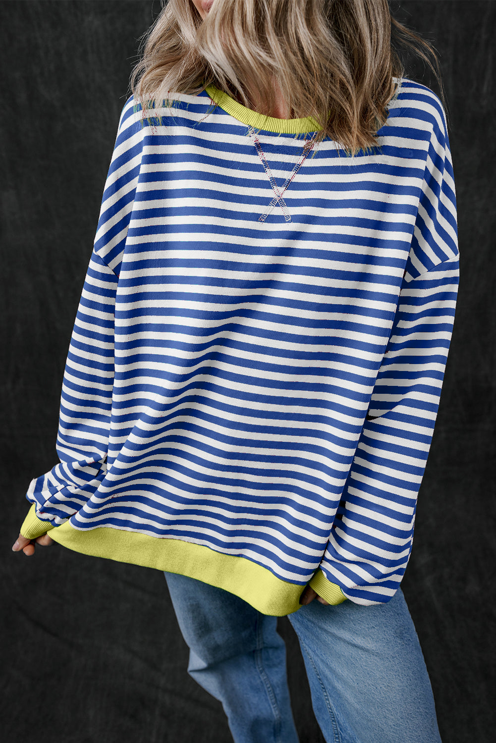 Übergroßes Pullover-Sweatshirt mit Kontrastbesatz und blauen Streifen