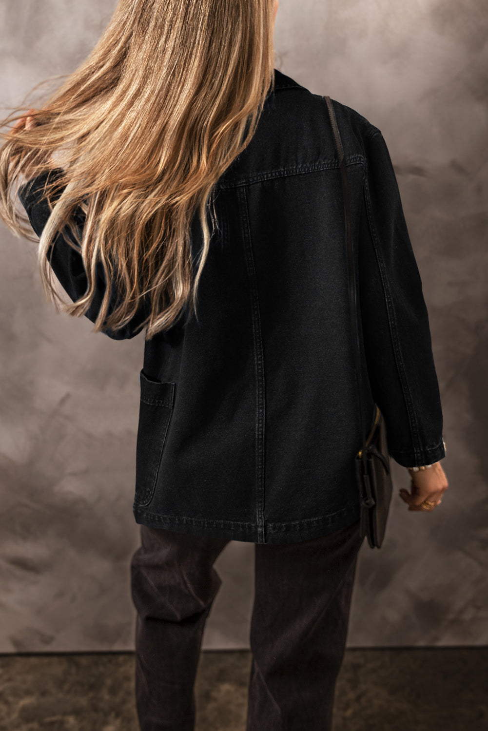 Schwarze Jeansjacke mit Seitentaschen und Reverskragen