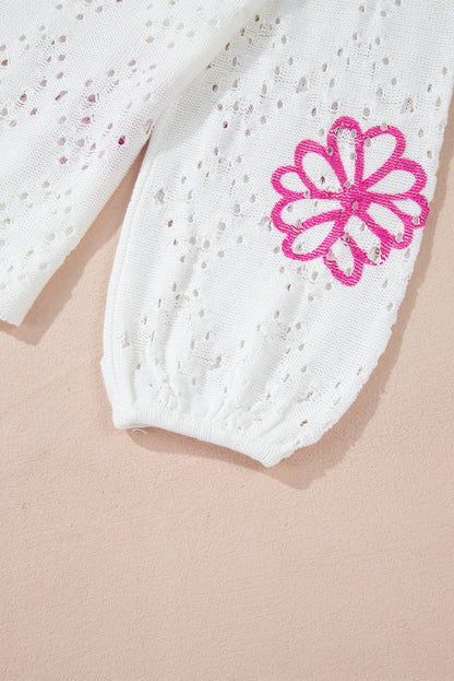 Weißer Pullover mit kontrastierendem Blumenmuster und überschnittener Schulter