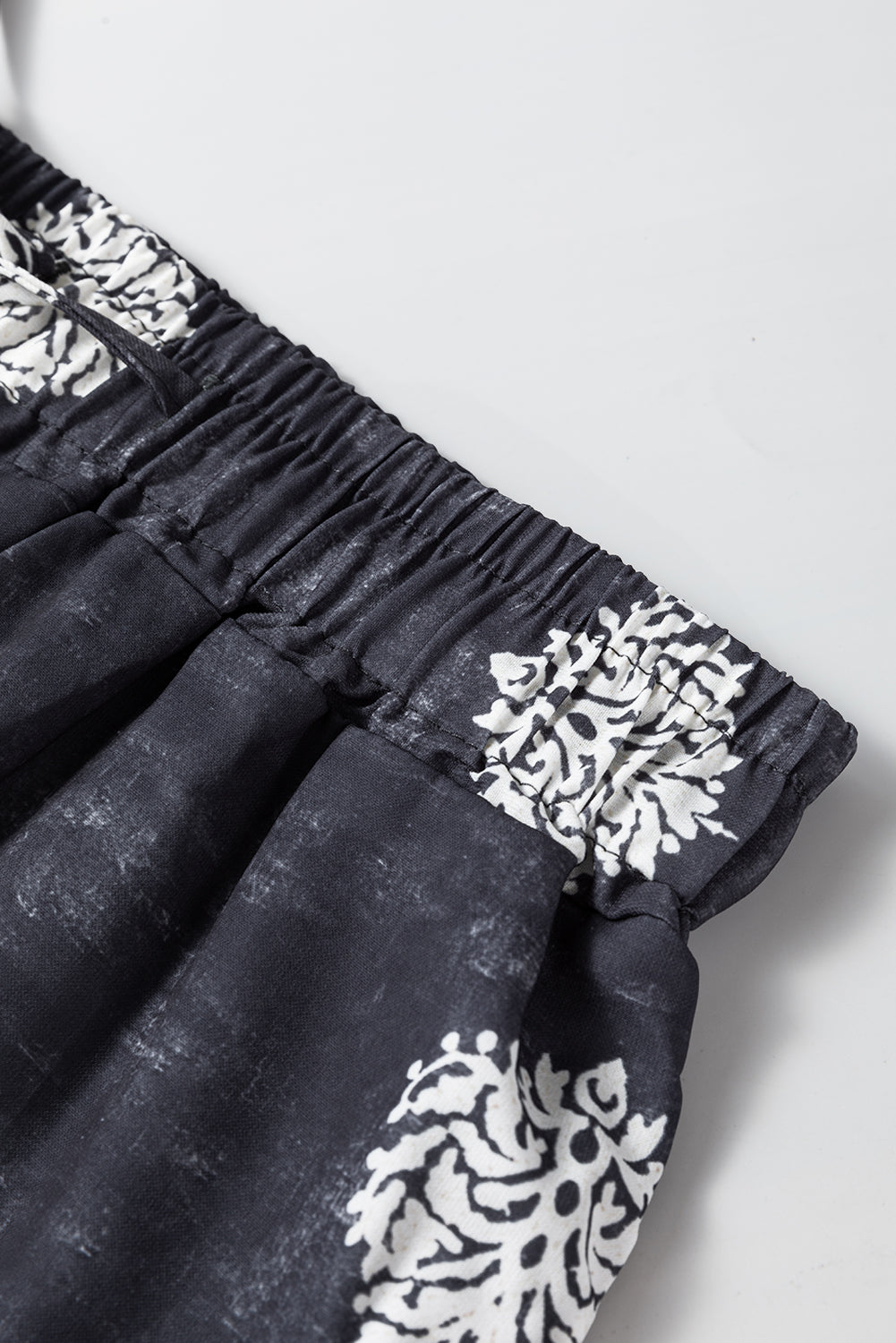 Schwarze Hose mit weitem Bein und Bohemien-Print