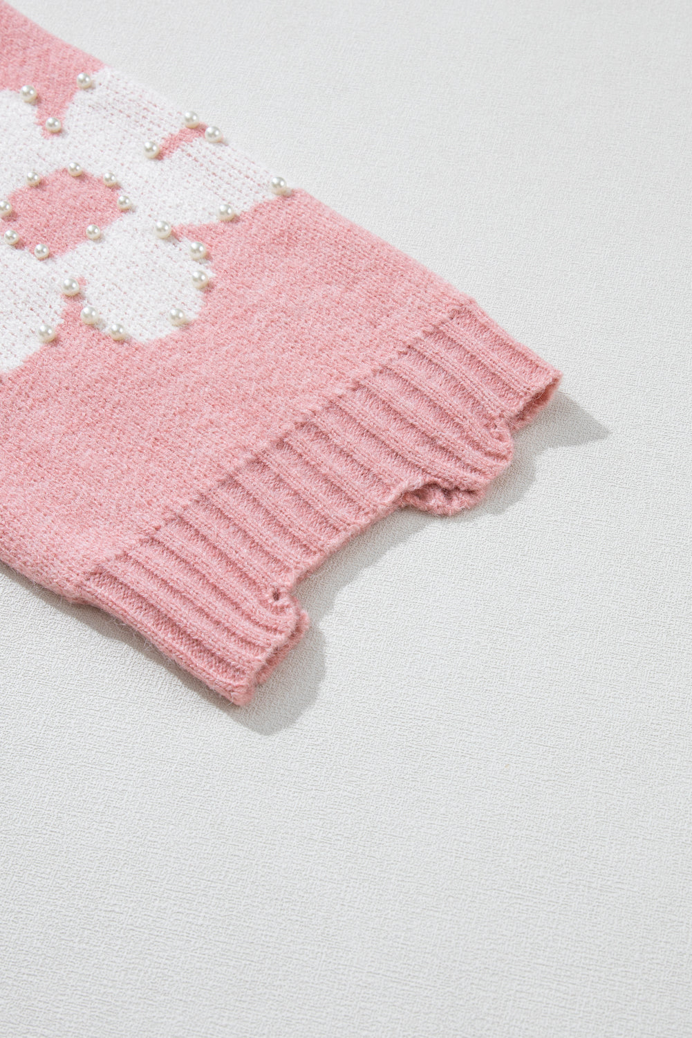 Mehrfarbiger Pullover mit Perlen und Blumenmuster und überschnittener Schulter