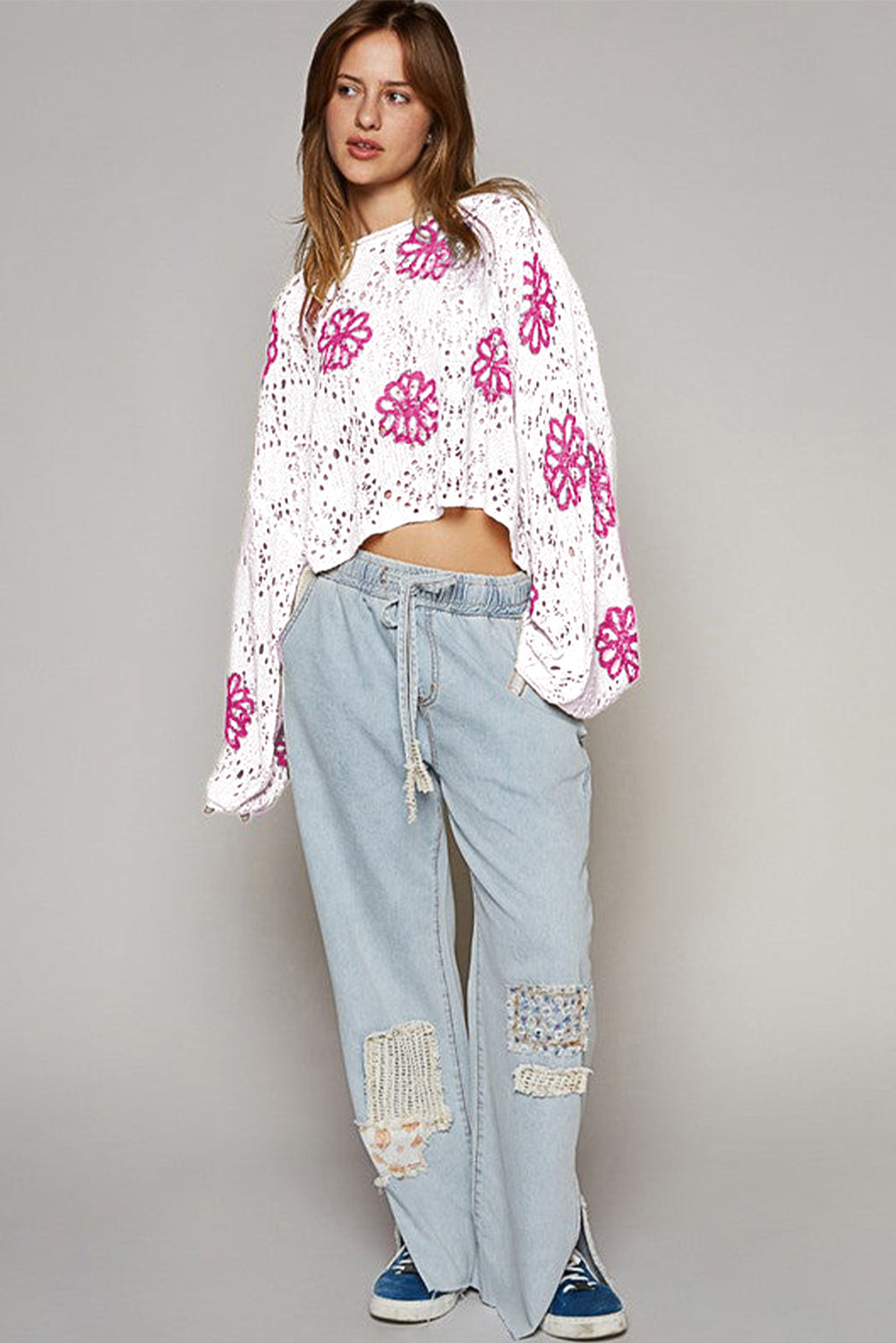Weißer Pullover mit kontrastierendem Blumenmuster und überschnittener Schulter