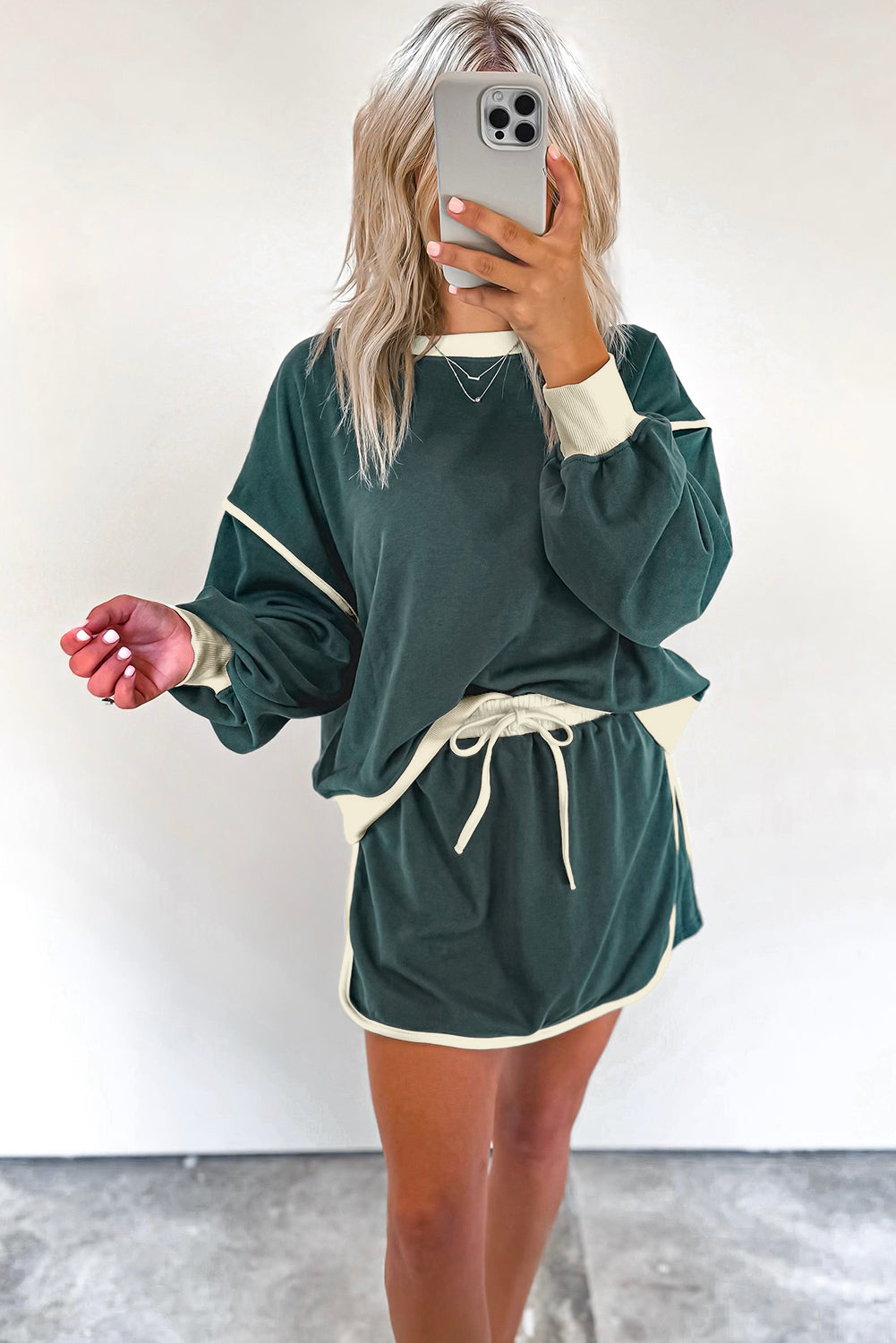 Evergreen Set mit lockerem Pullover in Kontrastfarbe und Skort mit Schnürung in der Taille