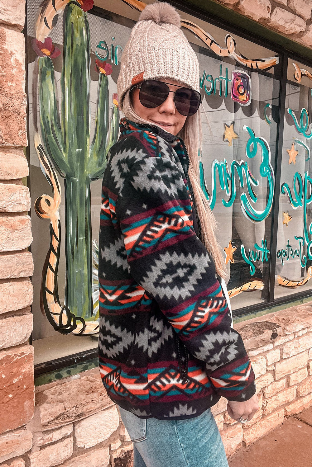 Schwarze Jacke mit Reißverschlusskragen und Aztekenmuster