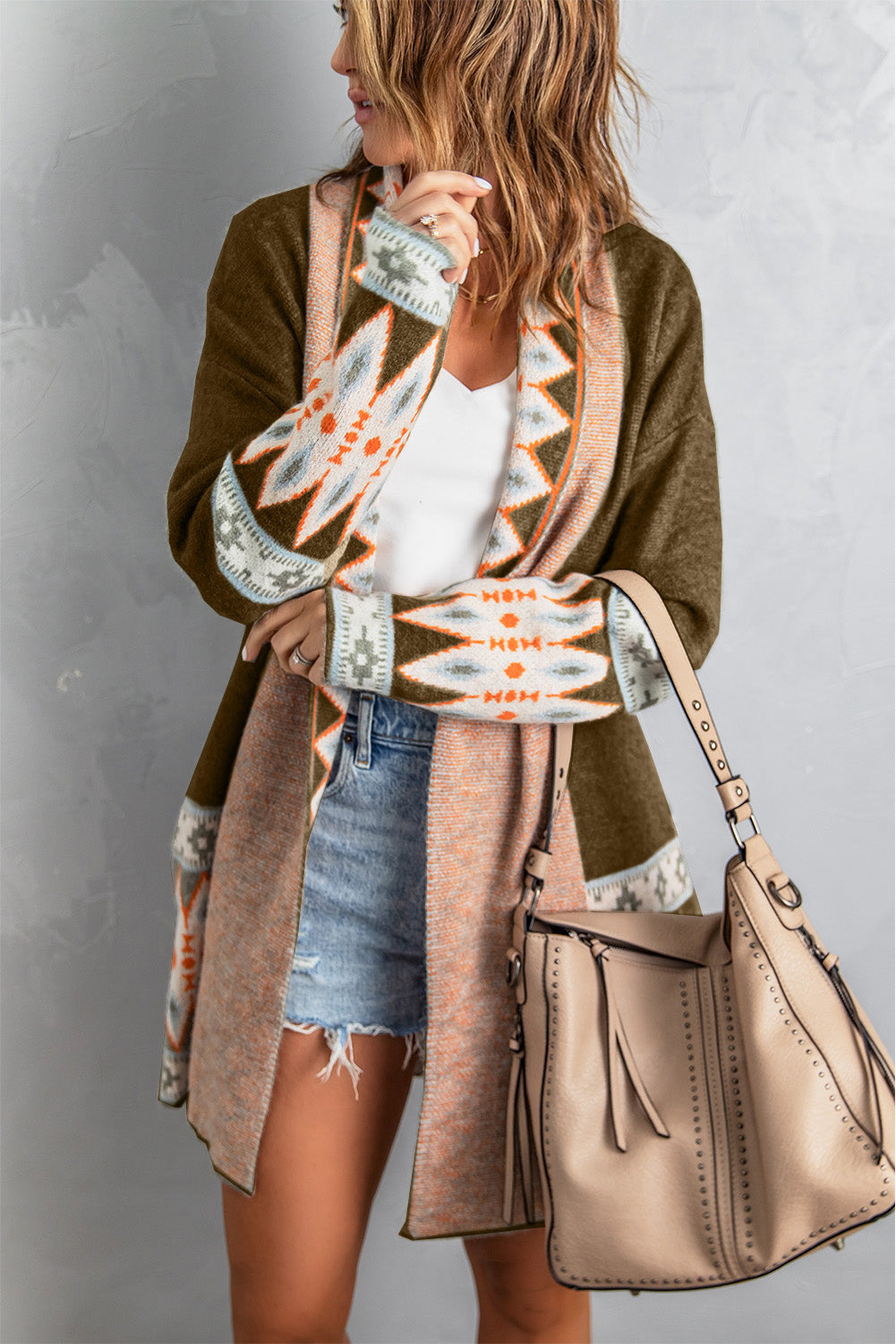 Braune Strickjacke mit offenem Vorderteil und Aztekenmuster