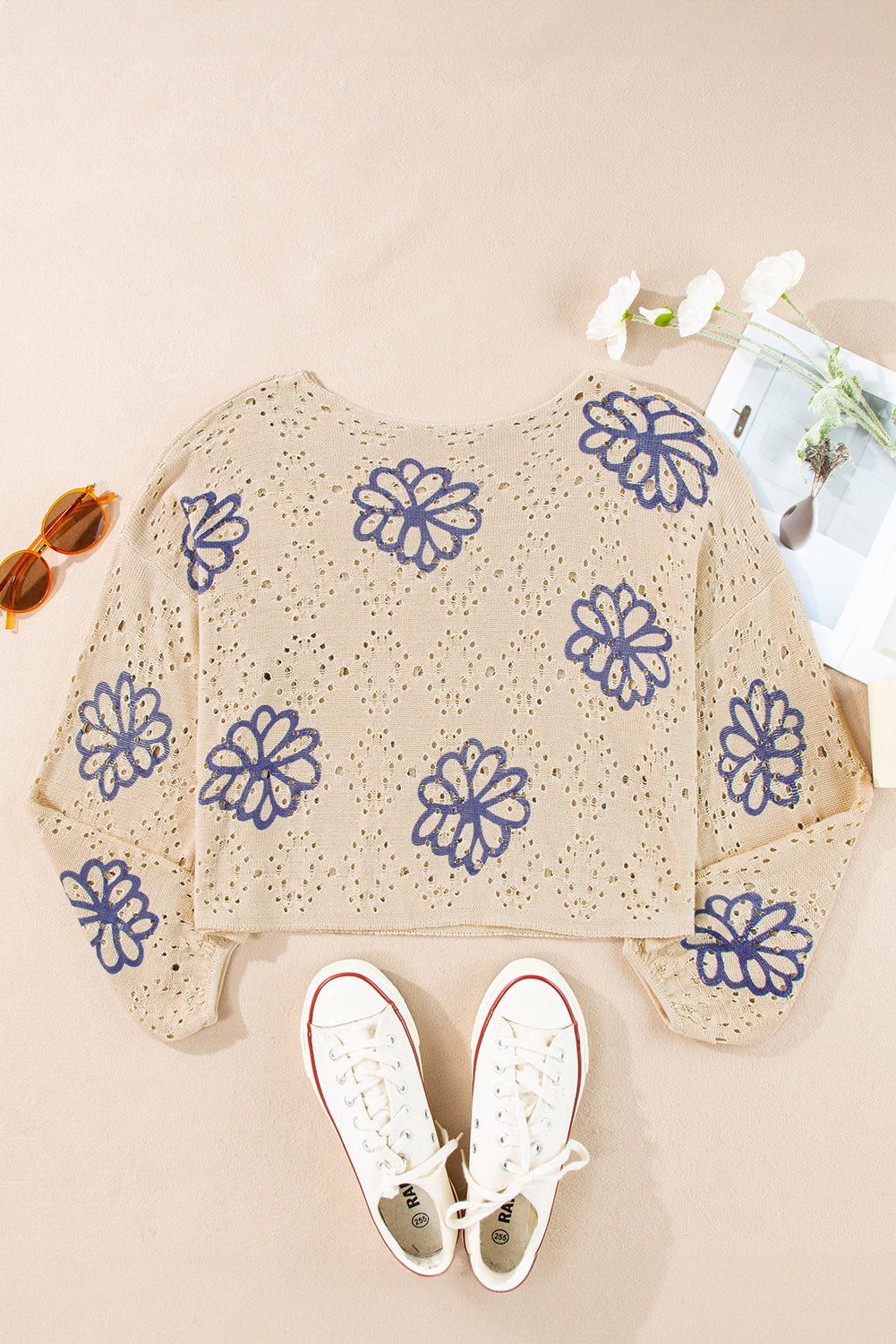 Beigefarbener Pullover mit kontrastierendem Blumenmuster und überschnittener Schulter