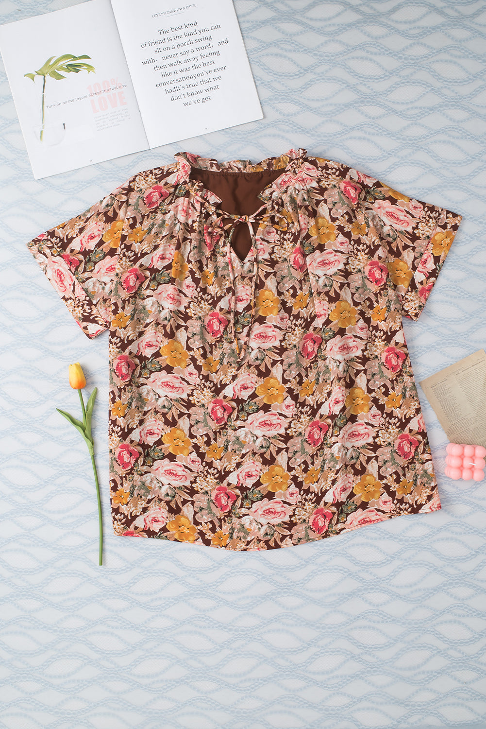 Rosa Bluse mit Blumenmuster und Ballonsaum und Schlitz am Ausschnitt