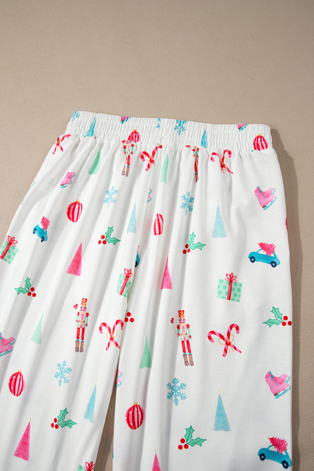 Weiße Nachtwäsche mit Revershemd und Hose mit Weihnachtsdruck