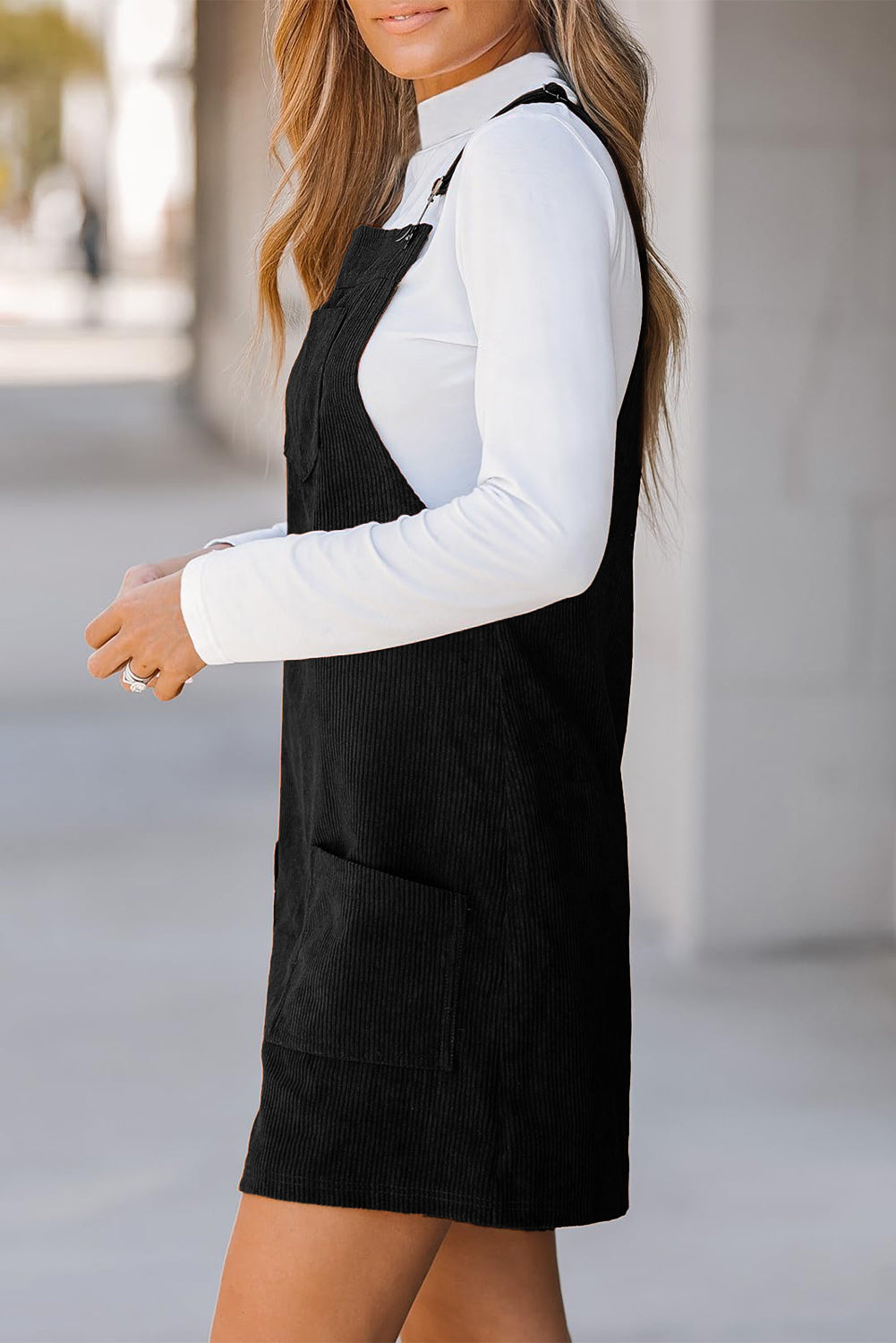 Schwarzes, einfarbiges, ärmelloses Cord-Overallkleid mit Fronttaschen