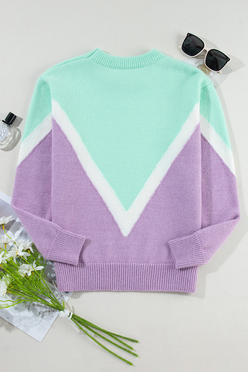 Grüner Pullover mit Chevron-Farbblock und überschnittener Schulter im Rippenstrick