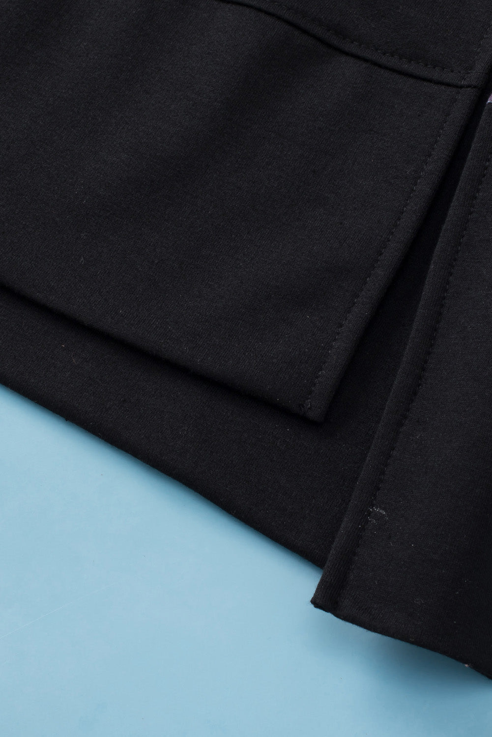 Schwarzes Sweatshirt mit Leoparden-Patchwork und Schlitzen im Bischofsärmel-Stil