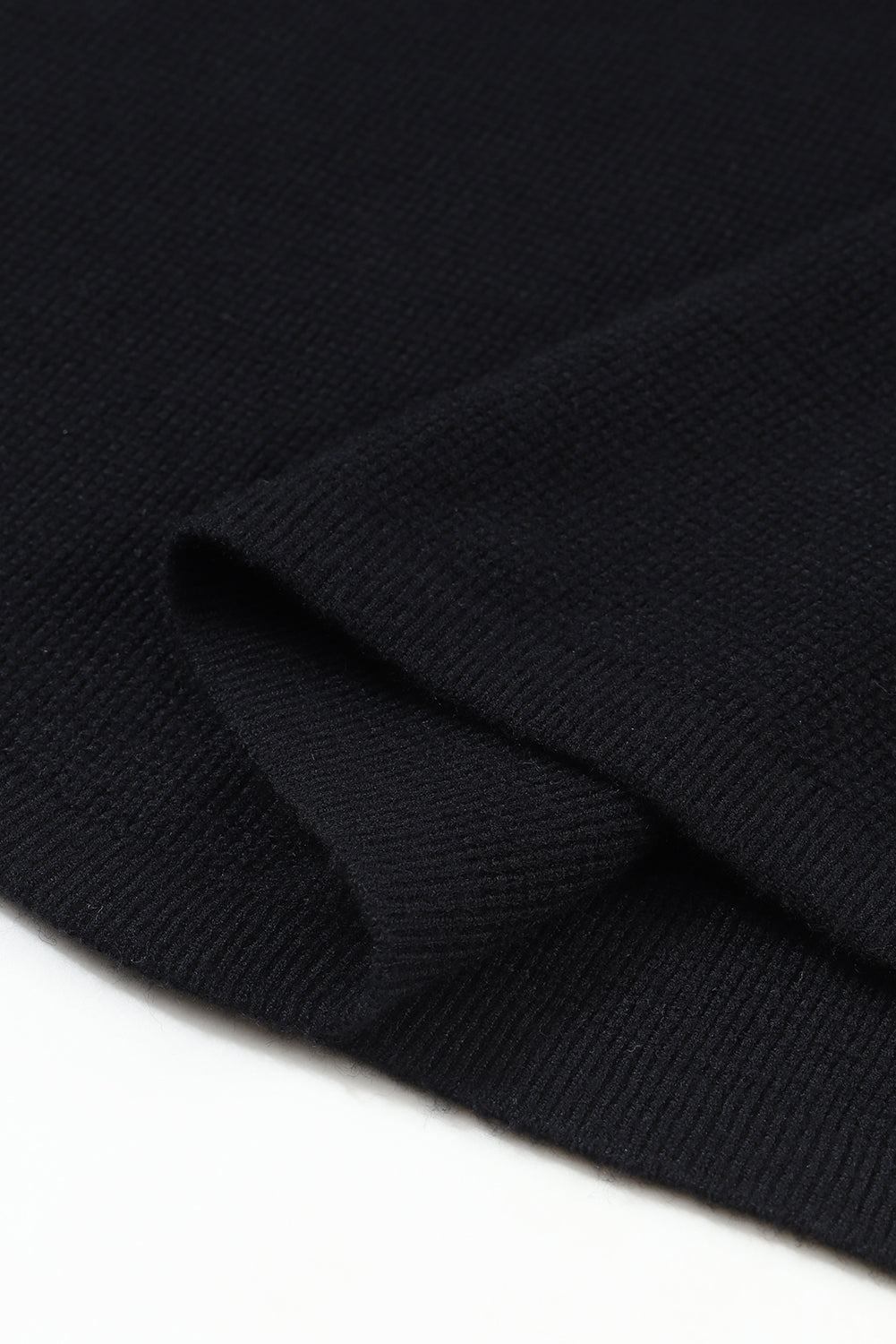 Schwarzer, schlichter Strickpullover mit gestreiften Ärmeln