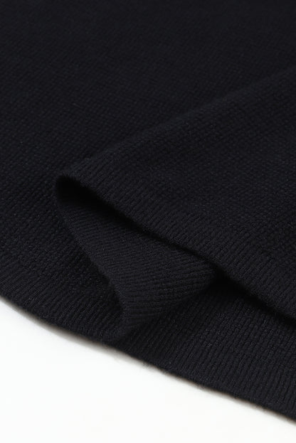 Schwarzer, schlichter Strickpullover mit gestreiften Ärmeln