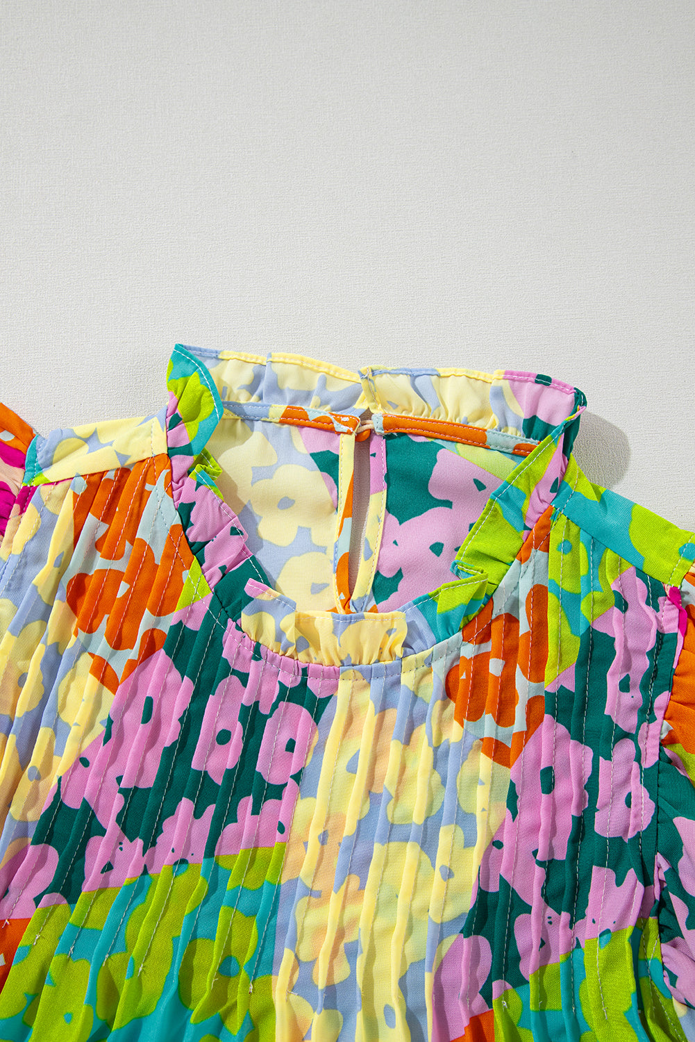 Mehrfarbige Bluse mit abstraktem Print und plissierten Flügelärmeln