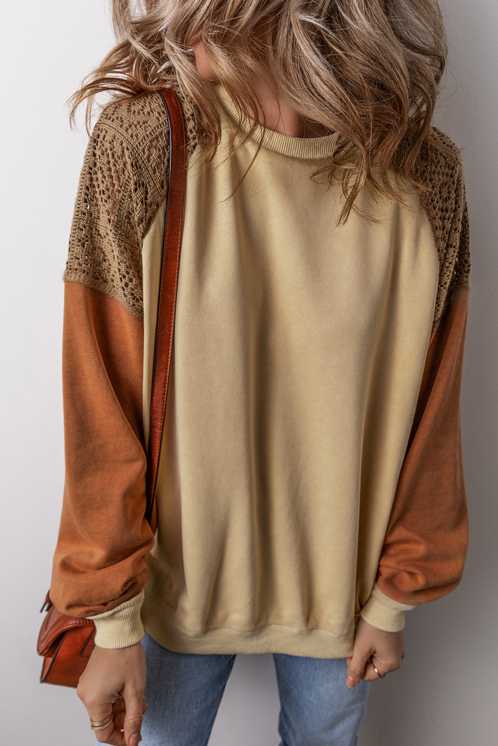Khakifarbenes Sweatshirt mit Patchwork-Farbblock und überschnittener Schulterpartie aus Spitze