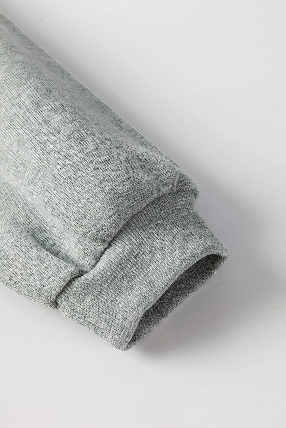 Mittelgraues Oversize-Oberteil mit seitlichem Schlitz und überschnittener Schulter