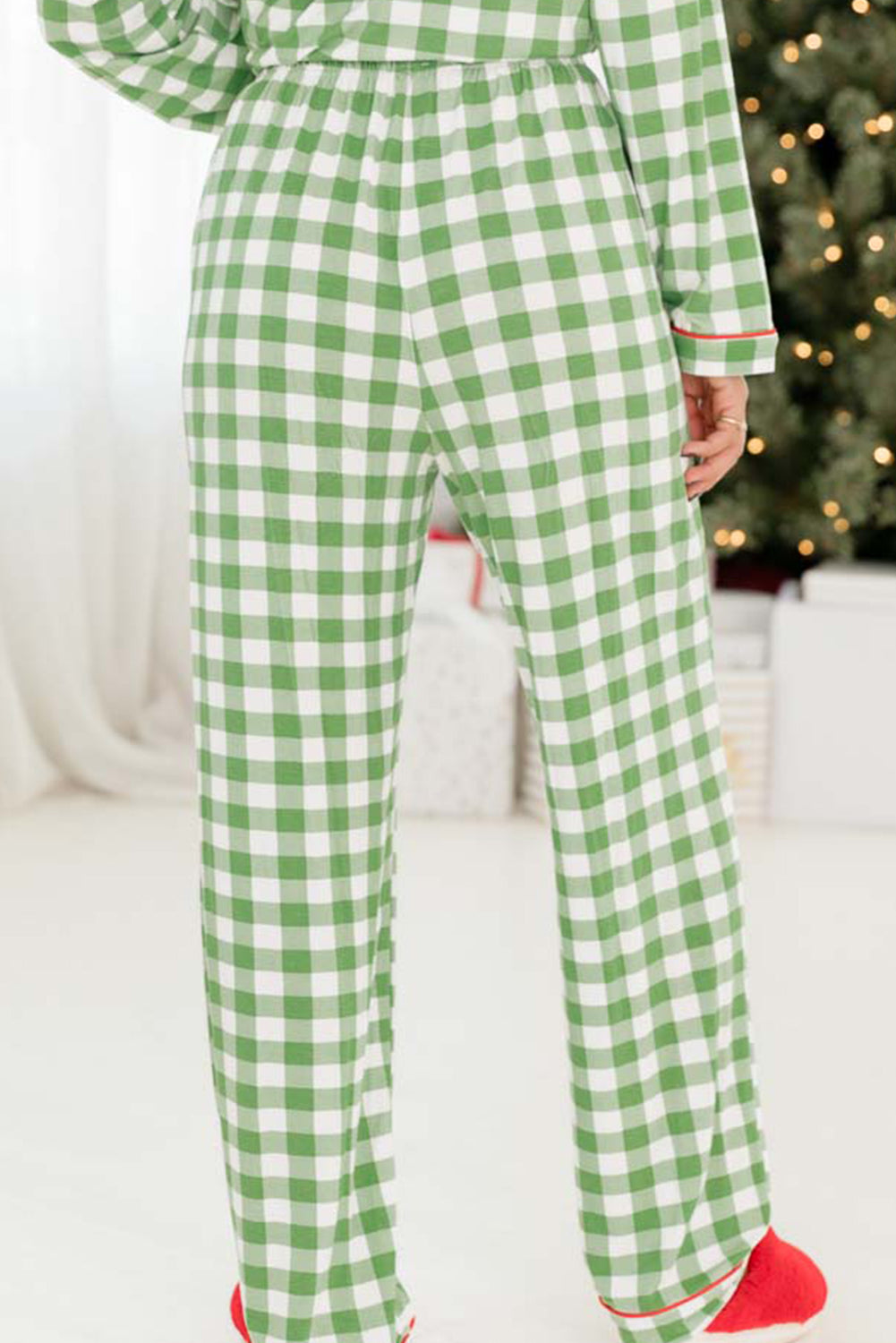 Hellgrünes Pyjama-Set mit Hemd und Hose mit weihnachtlichem Karomuster