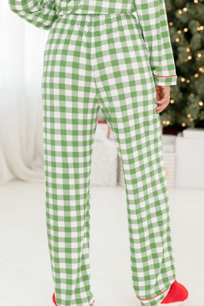 Hellgrünes Pyjama-Set mit Hemd und Hose mit weihnachtlichem Karomuster