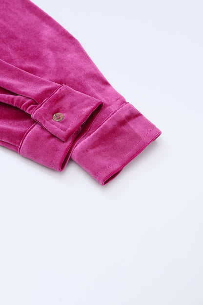 Rosafarbenes, langärmliges Samtkleid mit Rüschen und Knopfleiste