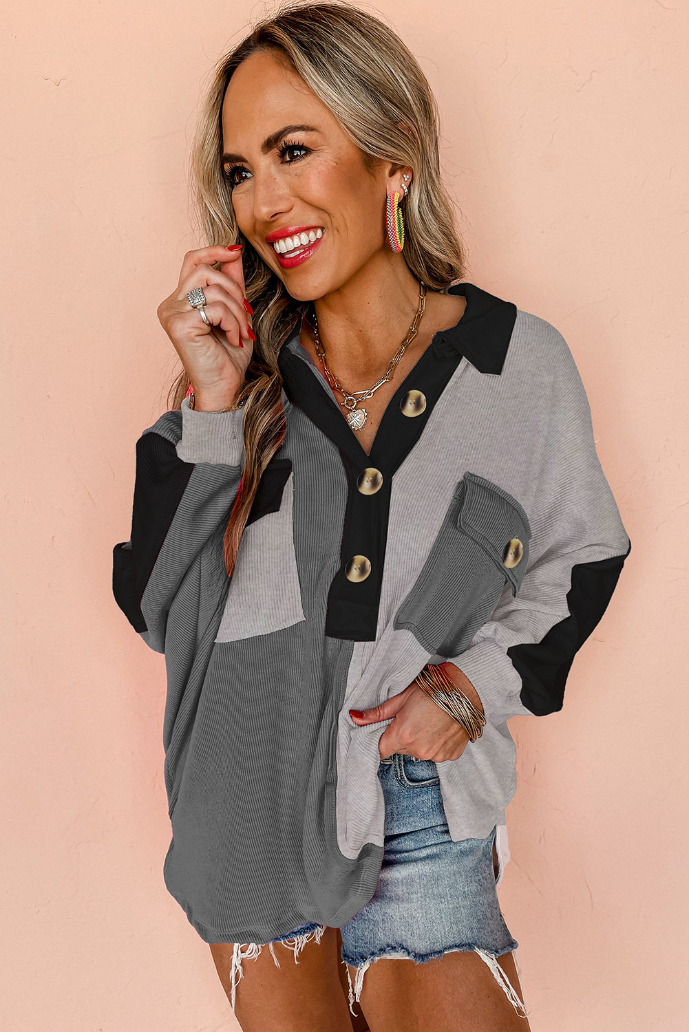 Graues Oversize-Sweatshirt mit geripptem Kragen und Farbblockdesign