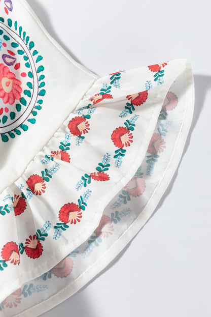 Weiße Bluse mit Rundhalsausschnitt und Rüschenbesatz im Boho-Stil mit Blumenmuster