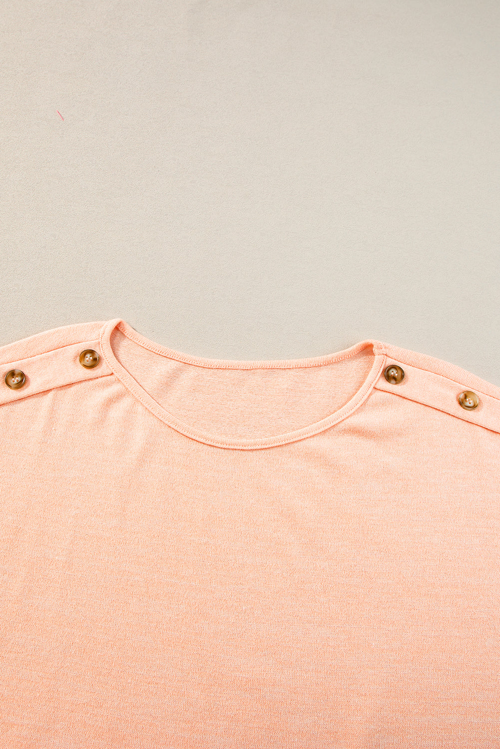 Aprikosenrosa Lässiges T-Shirt mit Fledermausärmeln und Knopfdetail
