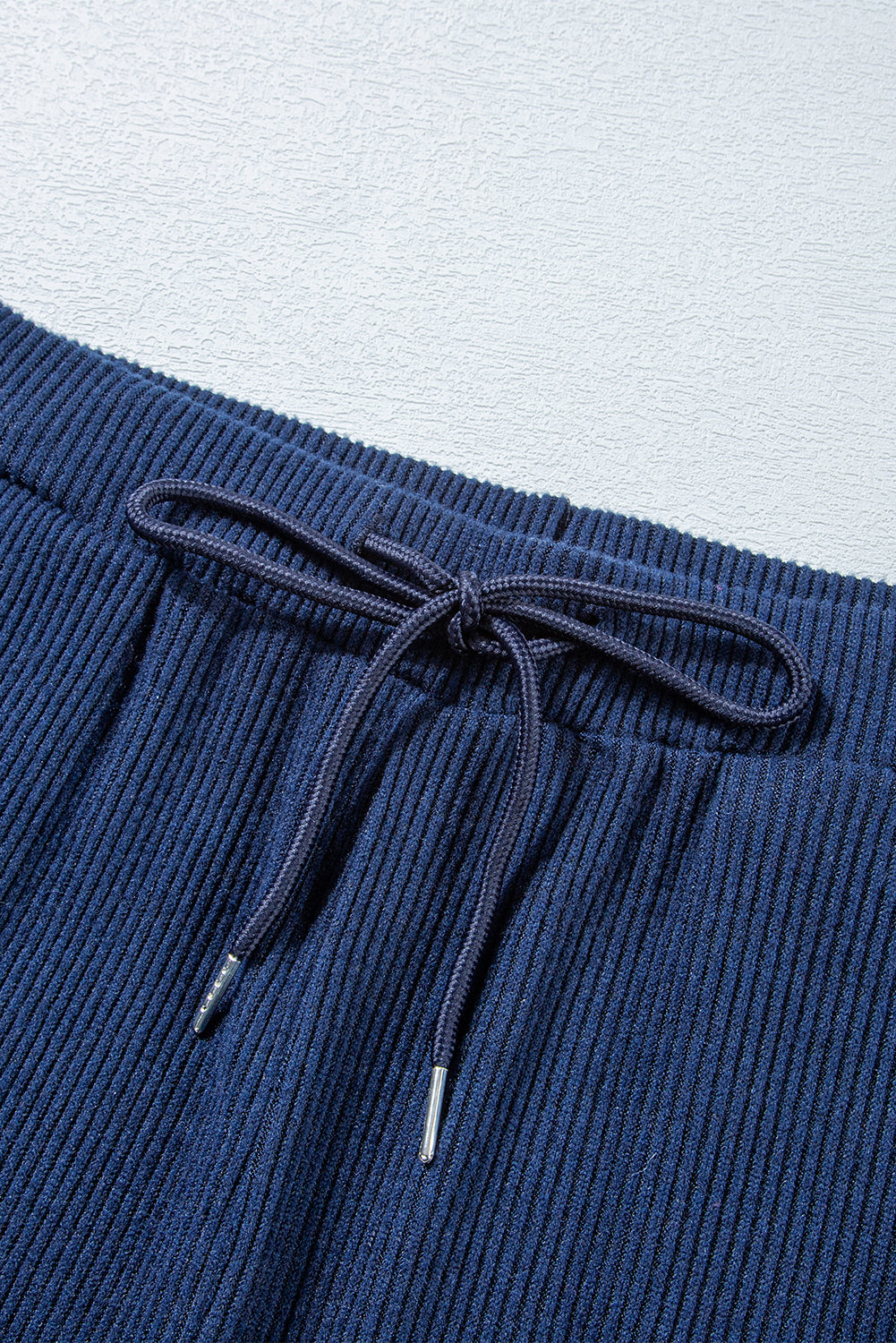 Marineblaues Set aus kurzem Hoodie und Jogginghose mit Kordelzug