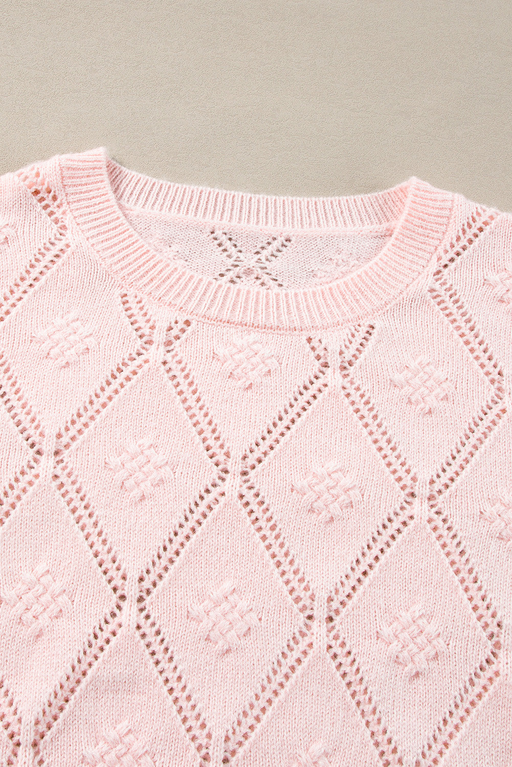 Kurzer Pullover mit durchbrochenem Karomuster und Puffärmeln in zartem Rosa