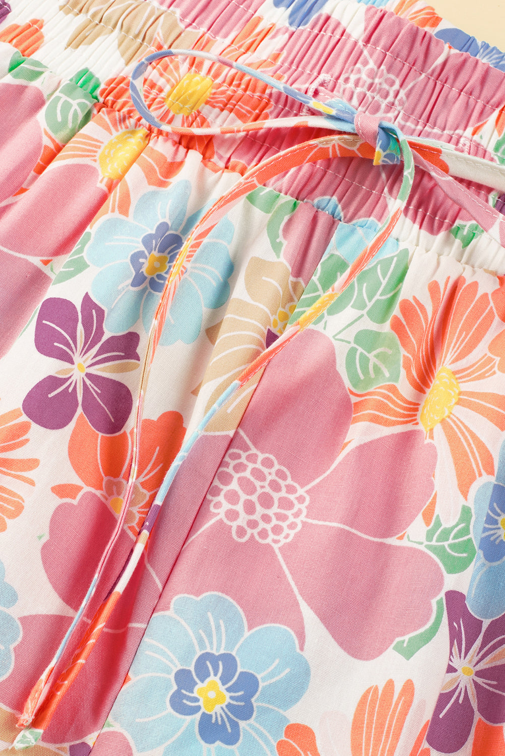 Rosafarbene, lockere Hose mit gesmoktem Bund und Blumenmuster