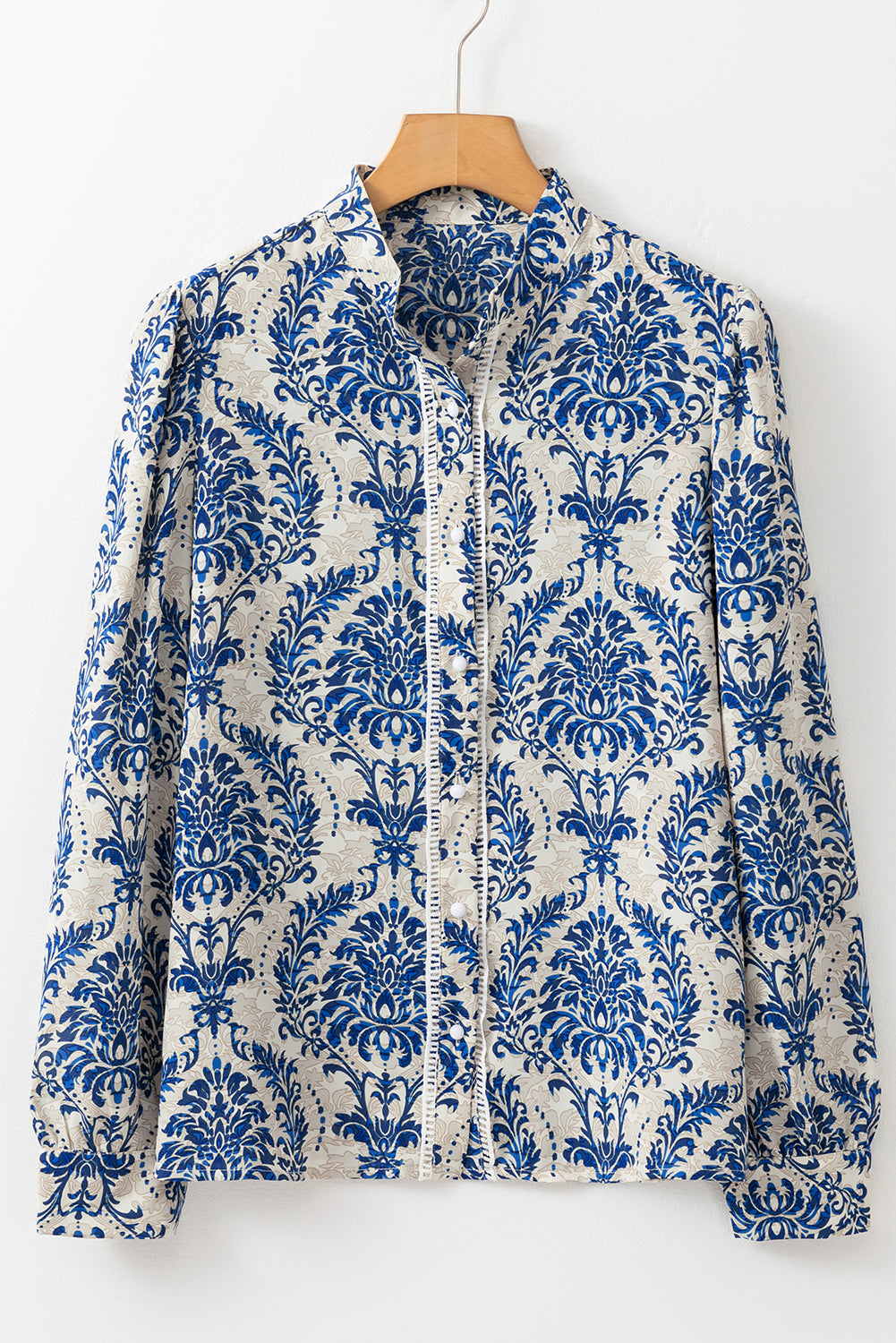 Himmelblaues Spitzenhemd mit böhmischem Print und Bischofsärmeln