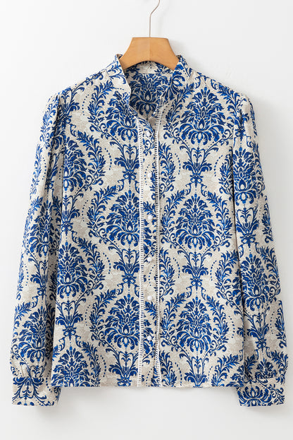 Himmelblaues Spitzenhemd mit böhmischem Print und Bischofsärmeln