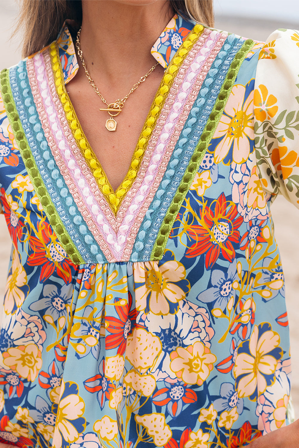 Mehrfarbige gehäkelte Boho-Blumenbluse mit V-Ausschnitt und halben Ärmeln