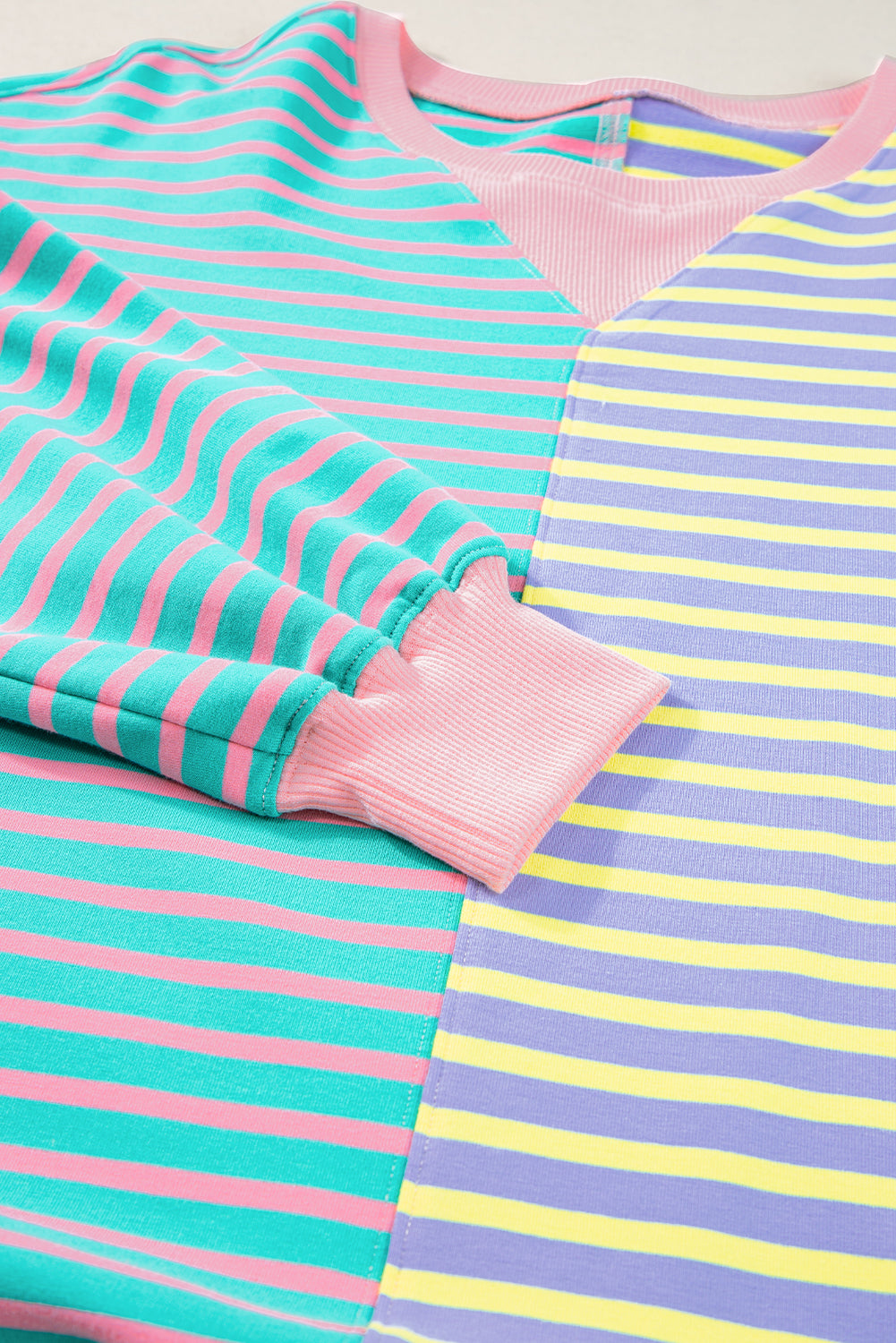Lässiges Oversize-Sweatshirt mit Streifen und überschnittenen Schultern im Colorblock-Stil