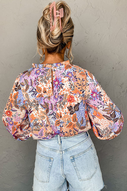 Mehrfarbige Bluse mit Blumenmuster, Bischofsärmeln und Rüschen am Rundhalsausschnitt