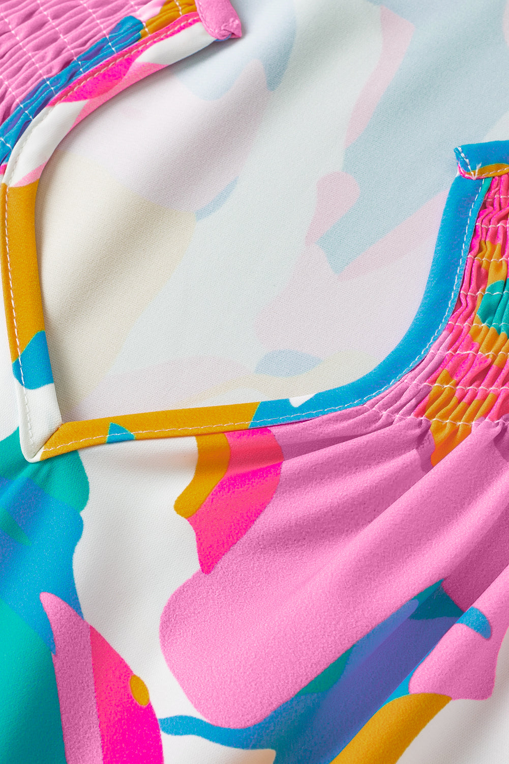 Mehrfarbige Bluse mit abstraktem Print, gekerbtem Ausschnitt und flatternden Ärmeln