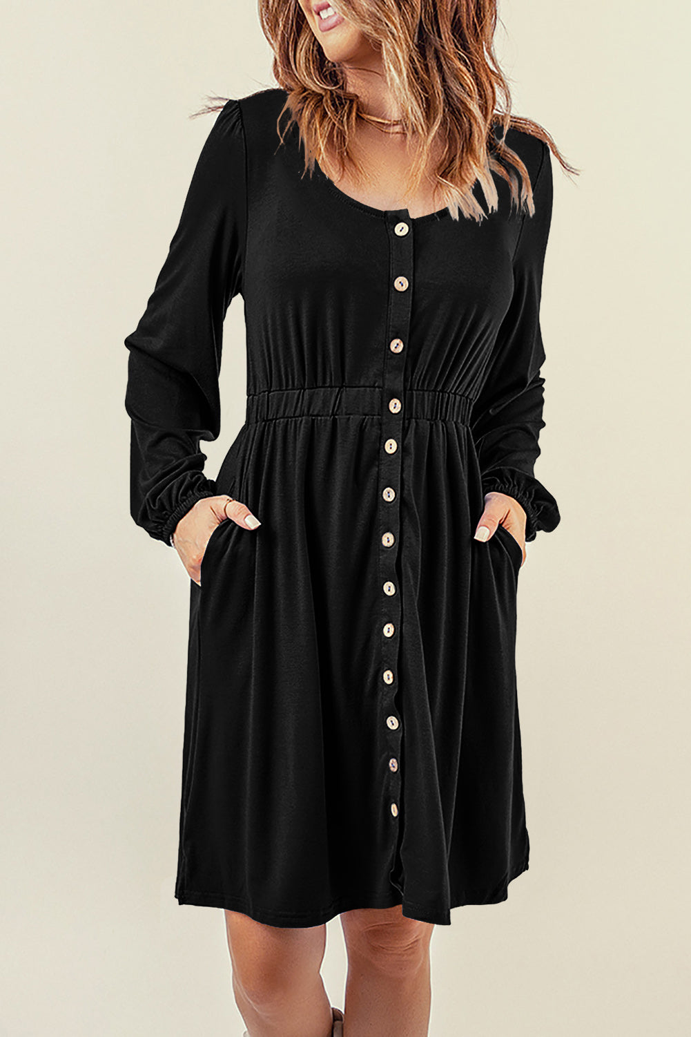 Schwarzes Kleid mit Knopfleiste und hoher Taille und langen Ärmeln