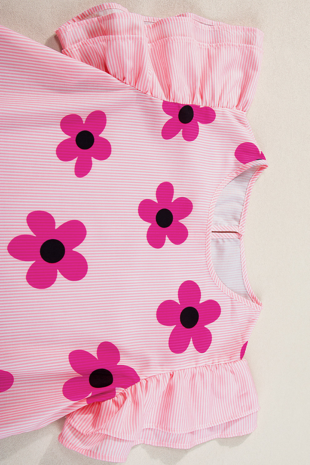 Rosa Bluse mit Nadelstreifen und Blumenmuster, Rüschen und Flatterärmeln