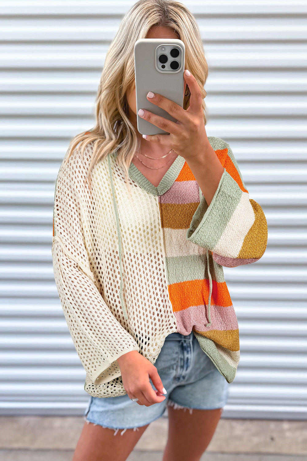 Beigefarbener Oversize-Kapuzenpullover mit Farbblockdesign und V-Ausschnitt