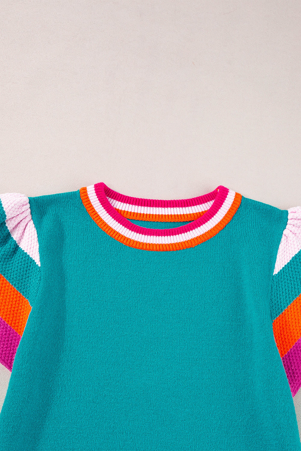 Türkisfarbenes Strickpullover-T-Shirt mit kontrastierenden Flatterärmeln