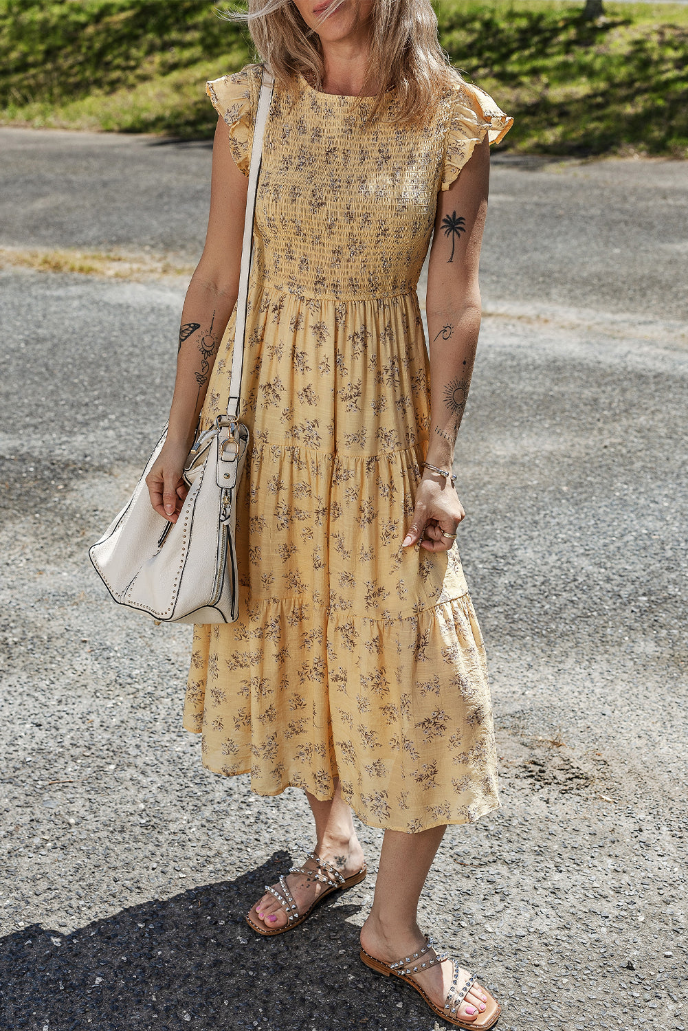 Gelbes, fließendes Sommerkleid mit Blumenmuster und Rüschen im Boho-Stil