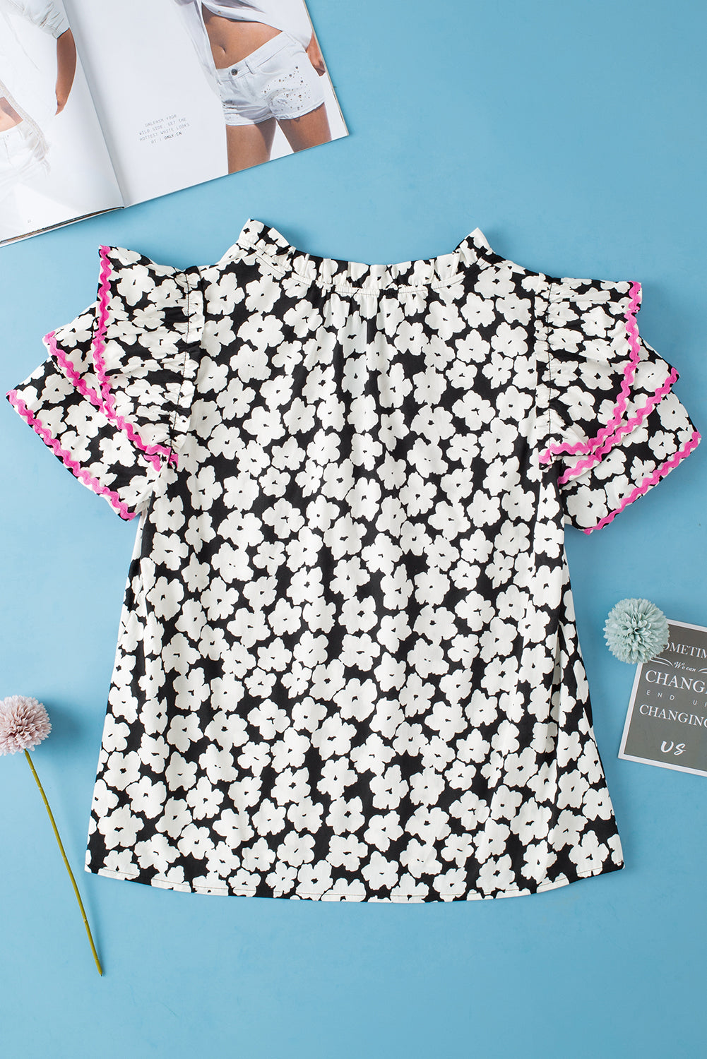 Schwarze Bluse mit floralem Kontrastmuster und Zickzackmuster und Rüschenärmeln