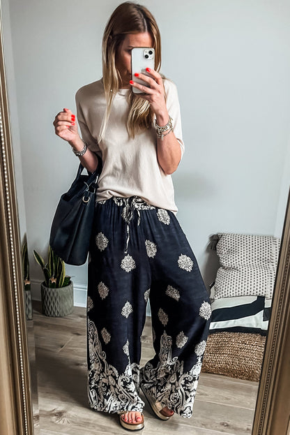 Schwarze Hose mit weitem Bein und Bohemien-Print