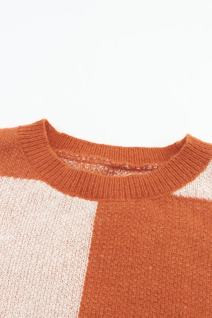 Brauner Pullover mit kariertem Blumenmuster und gestreiften Ärmeln
