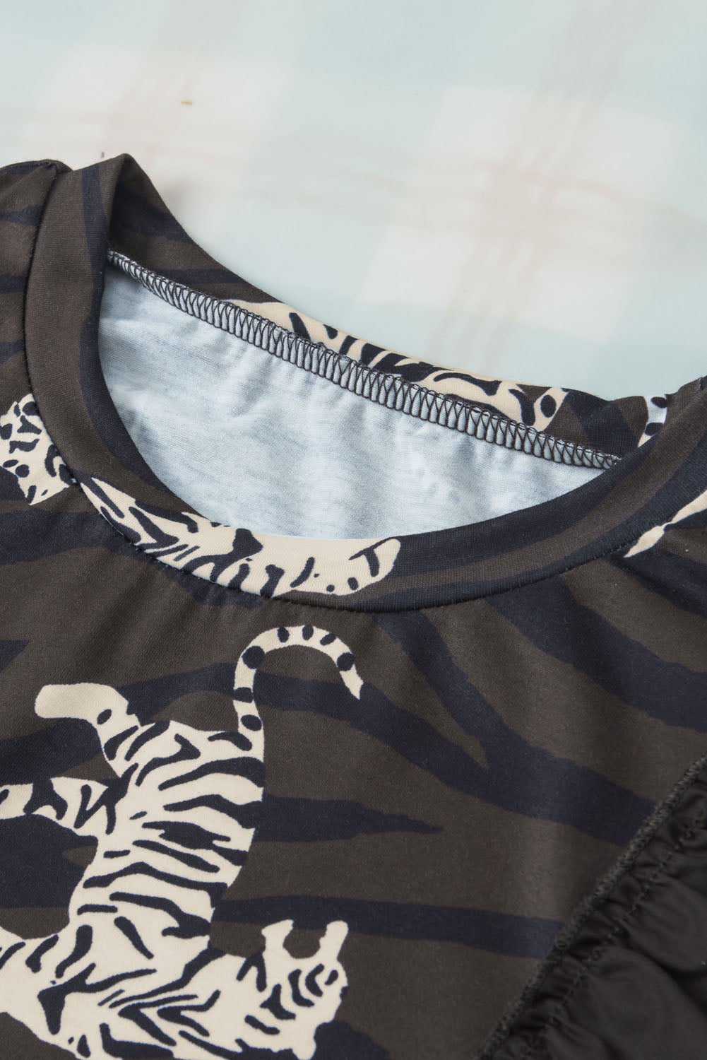 Schwarzes, stylisches Oberteil mit Rüschenärmeln und Animalprint